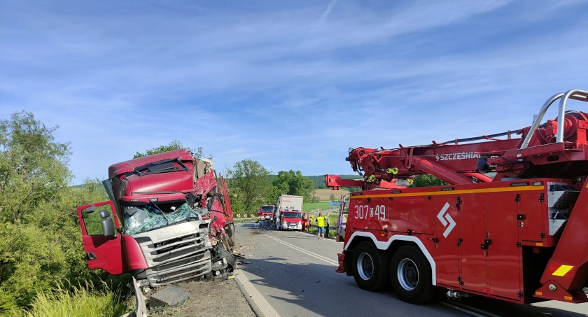 Czołowe zderzenie dwóch ciężarówek na DK8. Jeden z kierowców poniósł śmierć na miejscu
