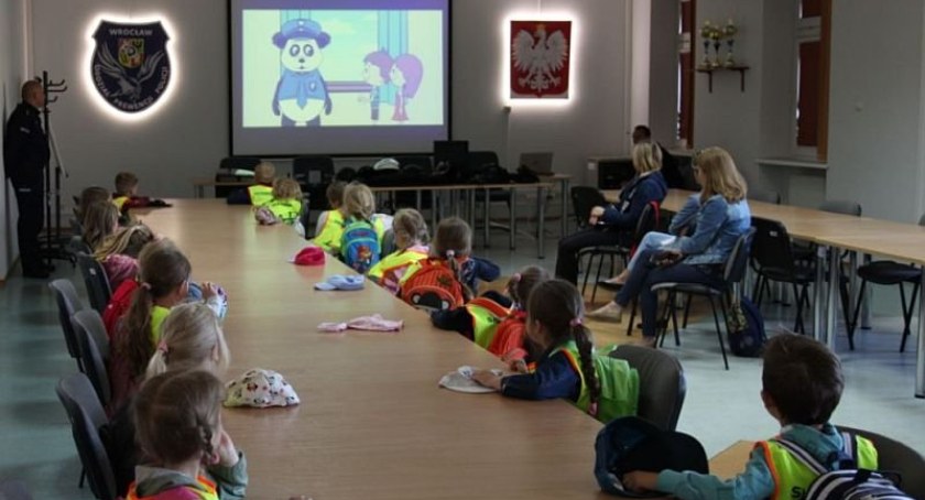 Maluchy z przedszkola przyglądały się pracy policjantów z oddziału prewencji