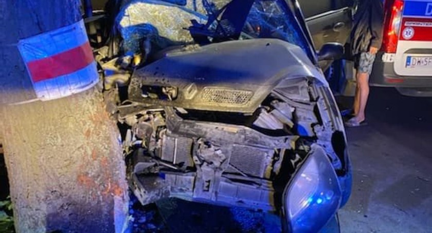 Renault doszczętnie rozbity po uderzeniu w drzewo. Groźny wypadek w Rakowie.