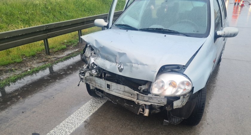 Poranne utrudnienia na węźle Wrocław-Południe. Osobówka uderzyła w bariery na zjeździe z AOW na A4 w kierunku Katowic