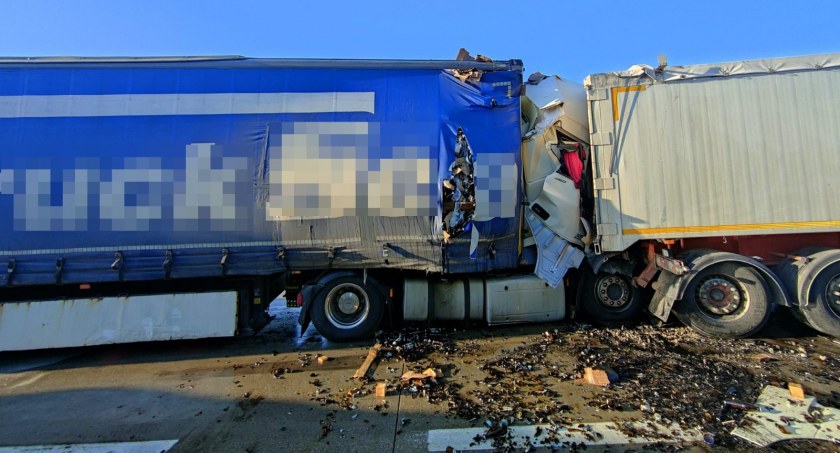 Poważny wypadek na A4 przed węzłem Jarosław. Zderzenie 3 ciężarówek. Jeden z kierowców zakleszczony. Zobacz FILM