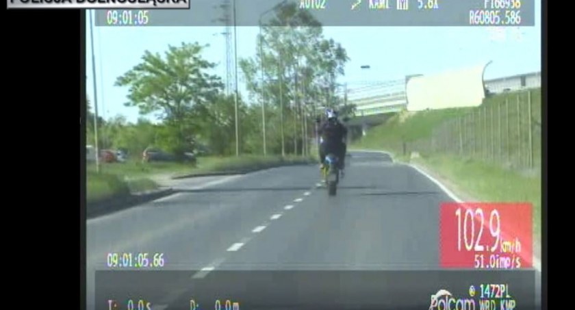 Pędził na jednym kole niemal 120km/h na pięćdziesiątce. Popisowa jazda zakończyła się dla motocyklisty utratą prawa jazdy i wysokim mandatem
