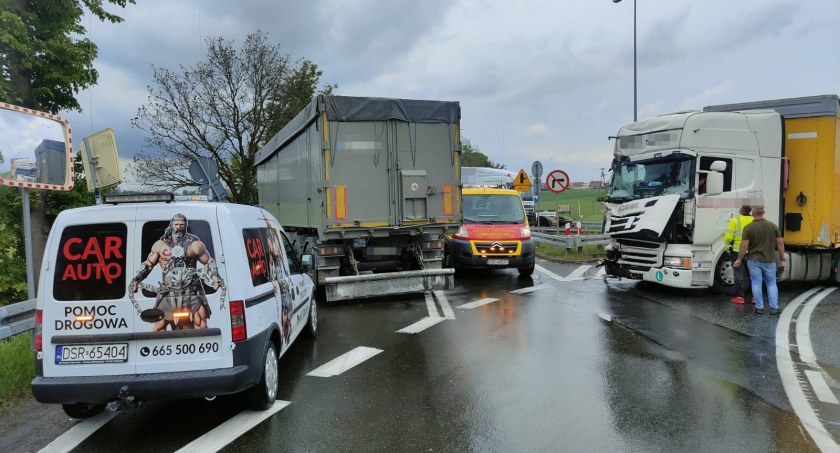 Przyczyna dzisiejszych utrudnień na węźle Kostomłoty - zderzenie dwóch ciężarówek na zjeździe z A4 na DK5