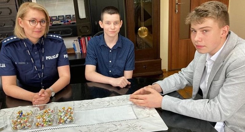 Wzorowa postawa 15-latków z Jawora. Chłopcy znaleźli i oddali portfel a w nim ponad 18 tysięcy złotych