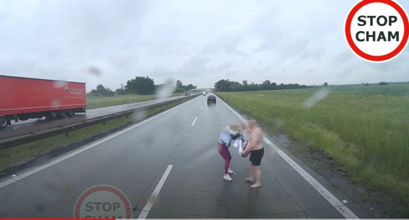 Awantura o BMW na środku autostrady A4. Półnagi, łysy, umięśniony mężczyzna kontra drobna wystraszona blondynka. Zobacz FILM