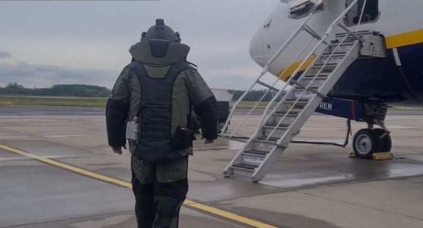 Bomba w samolocie na wrocławskim lotnisku – to jeden ze scenariuszy ćwiczeń dolnośląskich kontrterrorystów