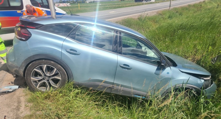 Kolizja dwóch aut osobowych na węźle Pietrzykowice. Możliwe niewielkie utrudnienia dla poruszających się DW348