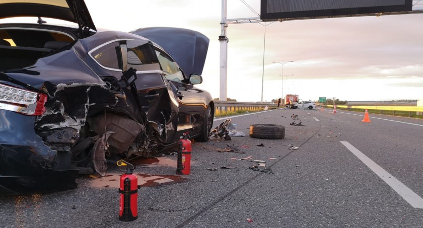 Utrudnienia na AOW od strony Kudowy. Zderzenie BMW ze stojącym na lewym pasie Audi. Dwie osoby trafiły do szpitala