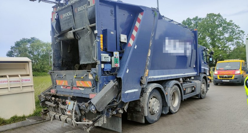 Dwa busy, samochód osobowy i śmieciarka. Kolizja w Kątach Wrocławskich