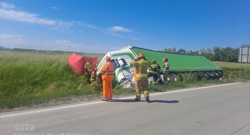 Śmiertelny wypadek na A4 przed Kątami Wrocławskimi. Kierowca ciężarówki zmiażdżony przez pojazd. Autostrada w kierunku Wrocławia zablokowana