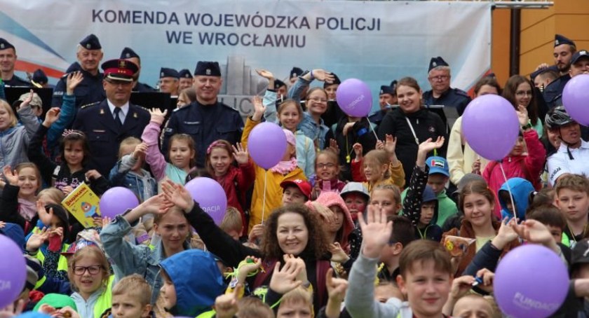 Komisarz Lew, Orkiestra Policyjna, kontrterroryści i wiele, wiele innych atrakcji zafundowali dolnośląscy policjanci dzieciom z okazji zbliżającego się święta