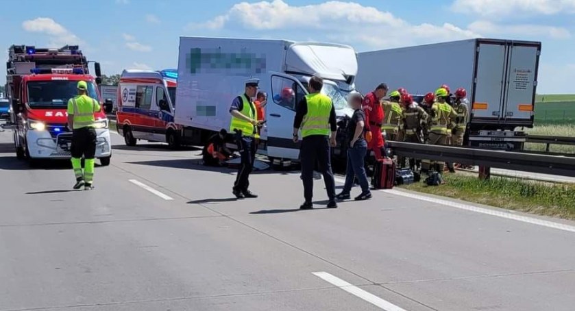 Groźny wypadek na 144 kilometrze A4. Bus po zderzeniu z ciężarówką wbił się w bariery. Autostrada w kierunku granicy zablokowana. Zobacz FILM