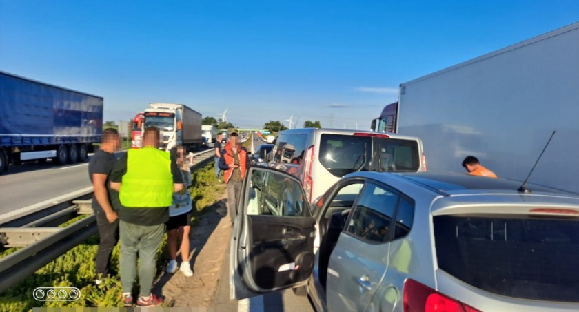 Kolizja czterech aut osobowych na 98 kilometrze autostrady A4. Utworzył się kilkukilometrowy korek w kierunku Wrocławia