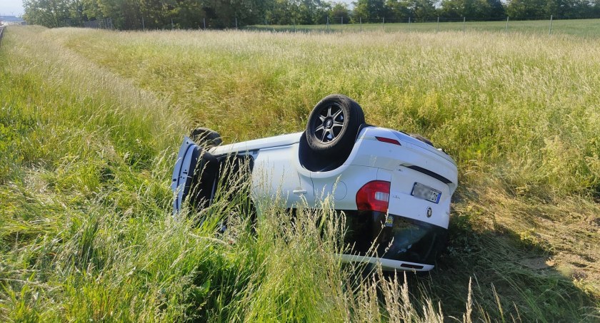 Groźny wypadek na 135 kilometrze A4. Osobowa Skoda wypadła z drogi i dachowała. Dwie osoby zabrano do szpitala