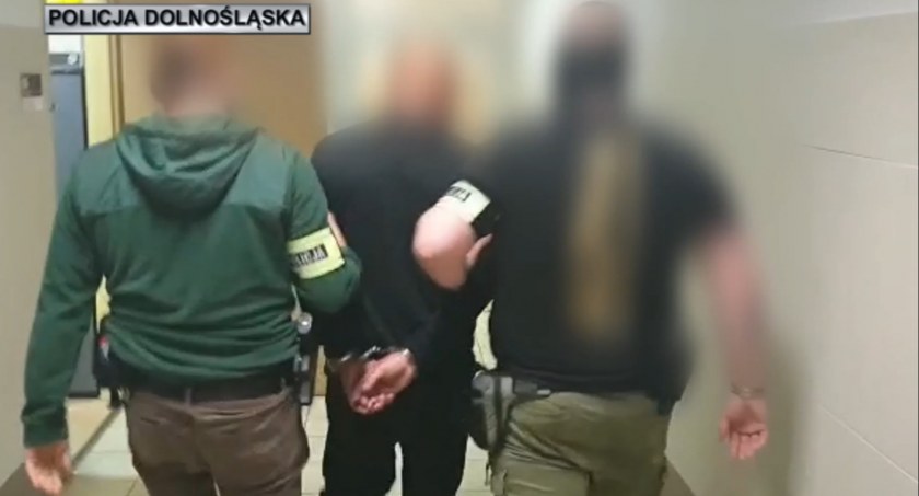 Próbowali przekupić pracownicę Urzędu Miasta w Karpaczu. Prezes i członek zarządu firmy budowlanej zatrzymani przez wrocławską policję