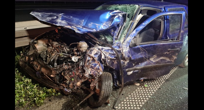 Wrak auta porzucony na lewym pasie autostrady powodem groźnego nocnego zdarzenia na 174 kilometrze A4. Kierowca zbiegł z miejsca wypadku