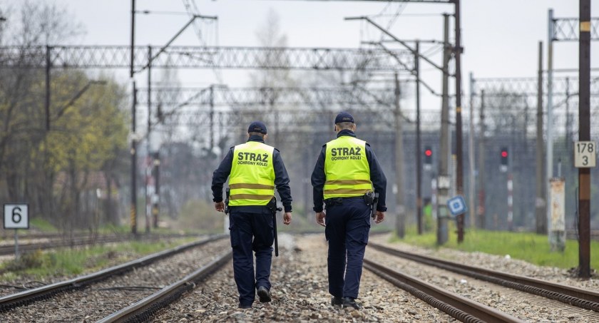 Weszli na kolejowe bramki semaforowe
