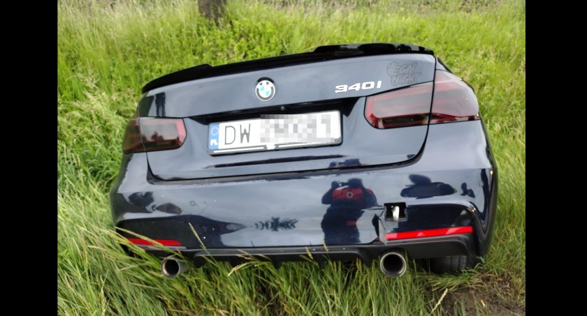 BMW w głębokim rowie pod Wojkowicami. Niebezpieczna kolizja przy skrzyżowaniu DW395 ze zjazdem na A4