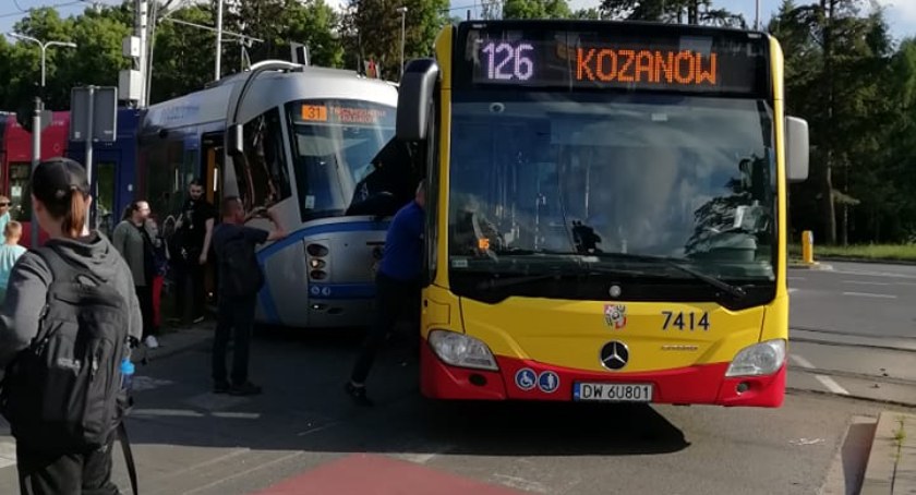 Zderzenie tramwaju z autobusem MPK na Kozanowie. Uwaga na utrudnienia