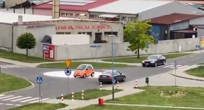 To nie film z Etiopii, Indii, ani nawet Wietnamu. To nagranie z nowego magicznego ronda w Strzelinie. Kierowcy jak zaczarowani zapomnieli o przepisach