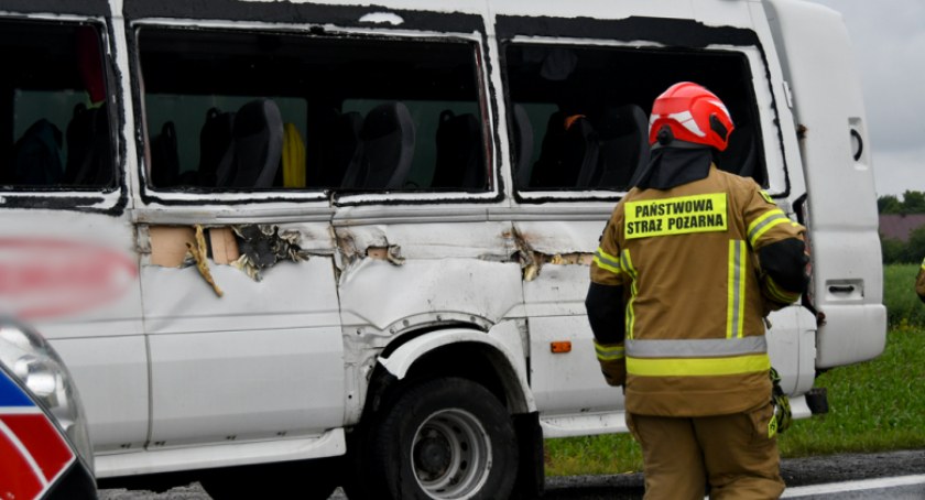 Dziewięcioro dzieci rannych w zderzeniu busa z ciężarówką. DK8 była całkowicie zablokowana przez kilka godzin w gminie Ząbkowice Śląskie