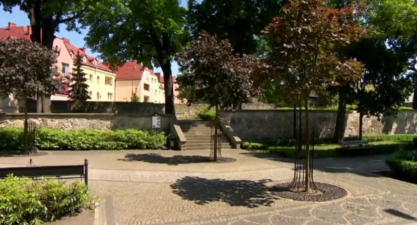 Zakłócali na skwerku ciszę nocną. Gdy przyjechał radiowóz, zaatakowali dwóch policjantów