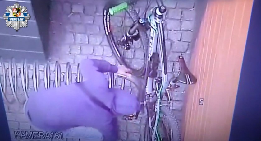 Nie mógł poradzić sobie z zapięciem, więc zabrał się za cały stojak. Zobacz film z próby kradzieży roweru przy placu Grunwaldzkim