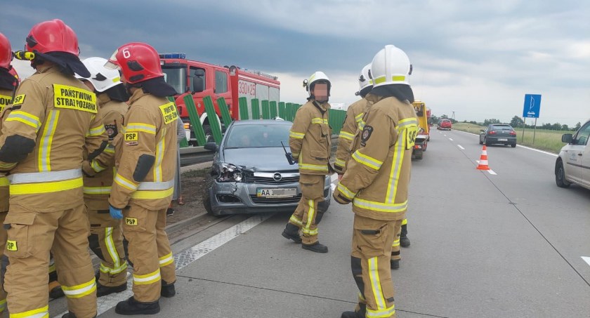 Auto osobowe uderzyło w bariery. Uwaga na utrudnienia w poruszaniu się po autostradzie A4 w kierunku Wrocławia