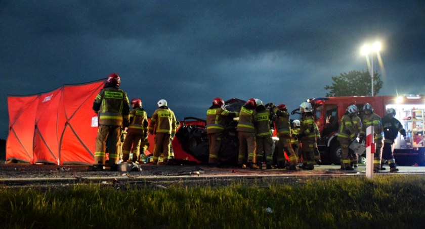 Śmiertelny wypadek z udziałem osobówki i dwóch ciężarówek na DK8. Zginęła 19-letnia kobieta. Krajowa ósemka jest całkowicie zablokowana