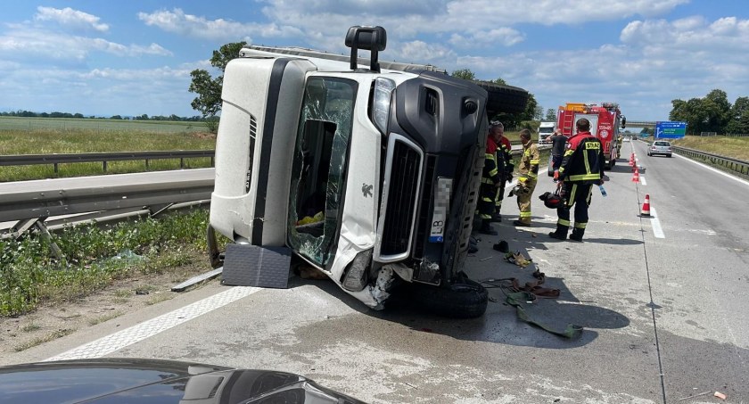 Dostawczy bus uderzył w bariery i przewrócił się na lewym pasie A4 w kierunku Zgorzelca