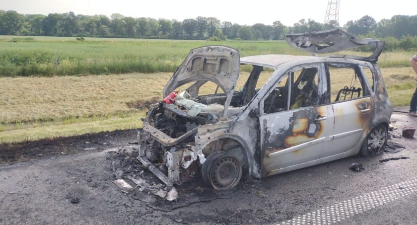 Pechowy wyjazd na ryby. Poranny pożar samochodu osobowego na 182 kilometrze A4 w kierunku Wrocławia. Zobacz zdjęcia