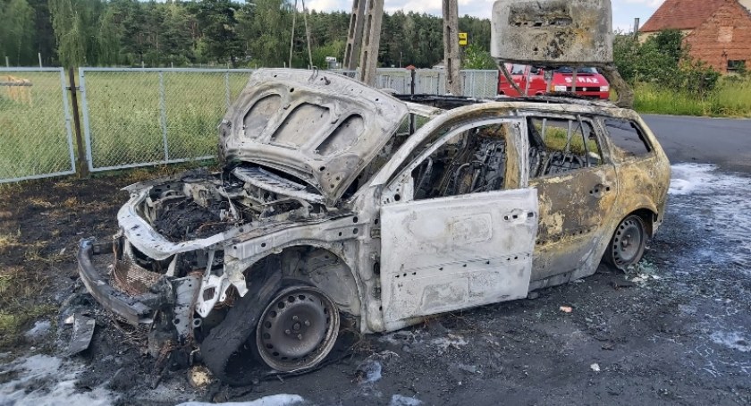 Samochód stanął w płomieniach podczas jazdy. Poparzony kierowca trafił do szpitala.