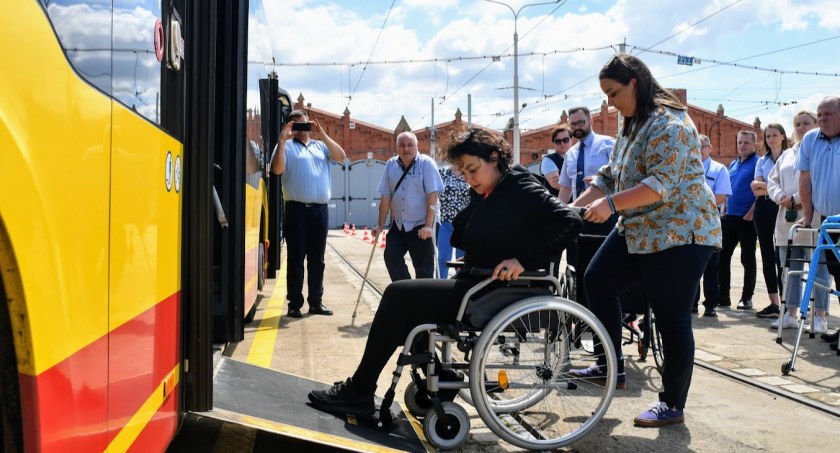 Przełamać bariery i pomóc pasażerom z niepełnosprawnościami - trwają szkolenia w MPK Wrocław 