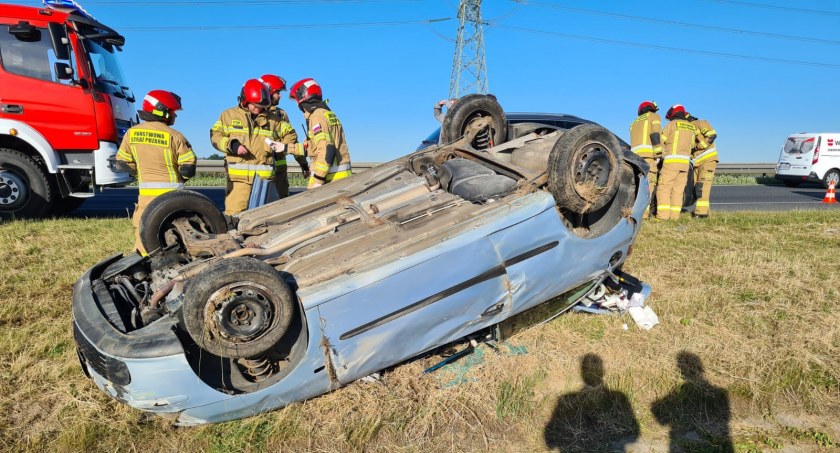 Dachowanie osobówki na 192 kilometrze A4 w kierunku Zgorzelca. Jedna osoba trafiła do szpitala