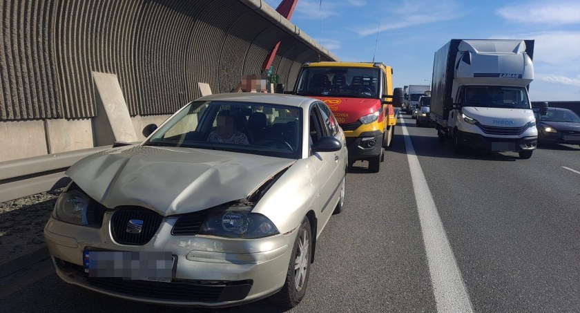 Zderzenie dwóch aut osobowych na 11 kilometrze AOW w kierunku Warszawy. Jedna osoba trafiła do szpitala