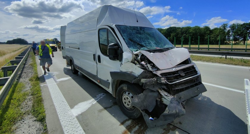 Zderzenie dwóch busów na 113 kilometrze A4. Ruch w kierunku granicy odbywał się tylko lewym pasem