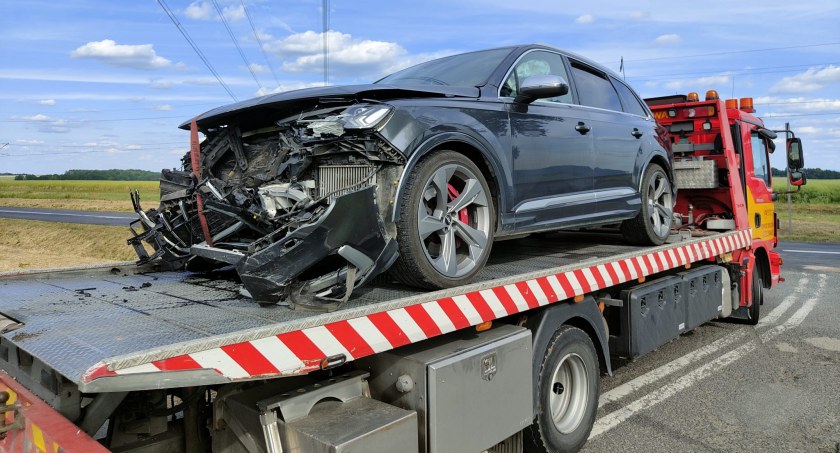 BMW kontra Audi. Groźnie wyglądające zderzenie dwóch aut osobowych na DW364. Na szczęście mimo poważnych uszkodzeń obu pojazdów nikt nie ucierpiał