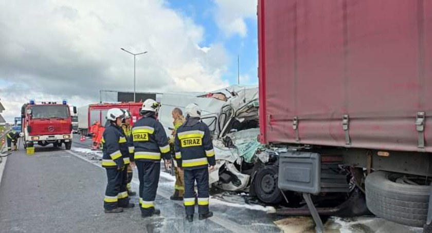 Koszmarny wypadek na autostradzie A4 w kierunku Katowic. Kierowca busa poniósł śmierć na miejscu
