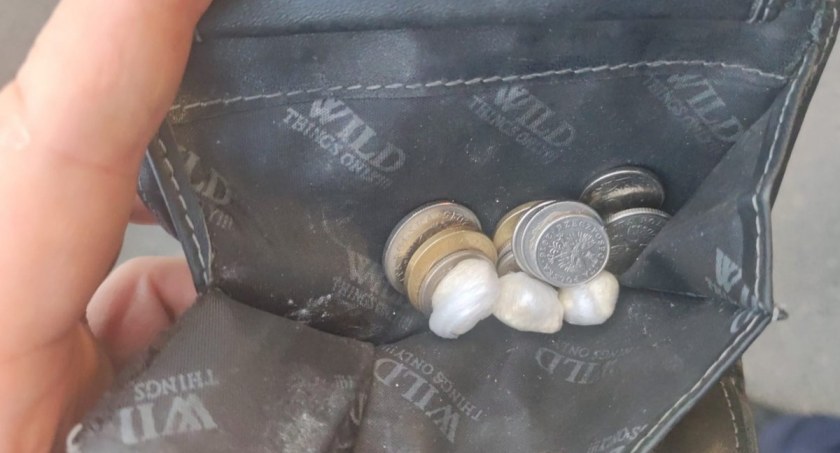 Był poszukiwany, prowadził auto niedopuszczone do ruchu, nie mając do tego uprawnień, miał za to… narkotyki