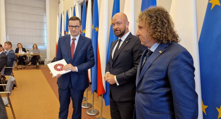 Samorządowcy wręczyli premierowi „białą księgę” i apelowali w sprawie domów pomocy społecznej