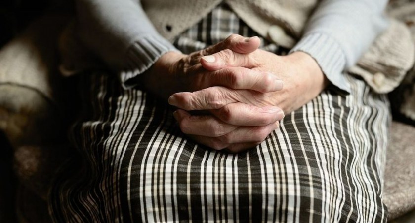 Seniorka okradła seniorkę. Szybka interwencja policji sprawiła, że pokrzywdzona mogła spokojnie wyjechać na urlop