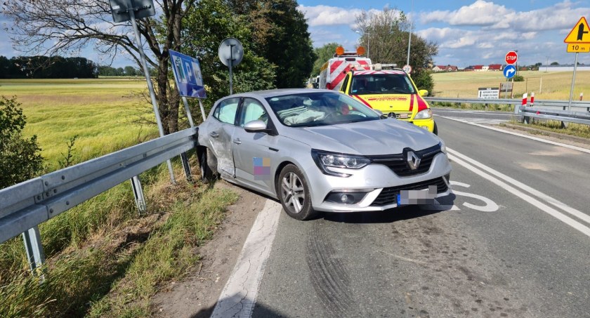 Kolizja dwóch osobówek na zjeździe z autostrady A4 na Kostomłoty