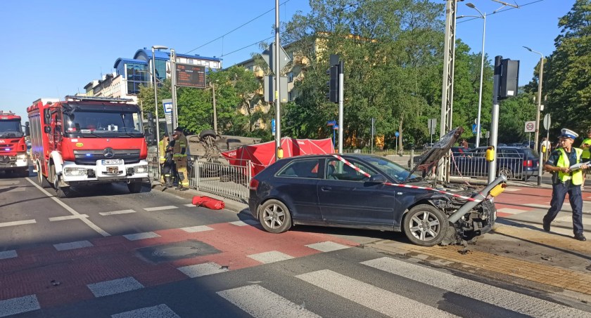 Koszmarny wypadek na przystanku w centrum miasta. Śmierć na miejscu poniósł mężczyzna oczekujący na tramwaj