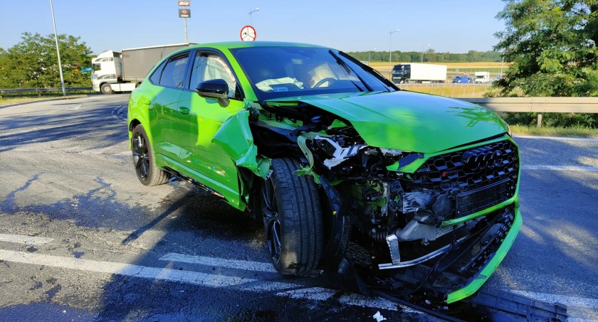 Kolizja dwóch aut na węźle Kąty Wrocławskie. Kierujący Audi nie ustąpił pierwszeństwa przejazdu