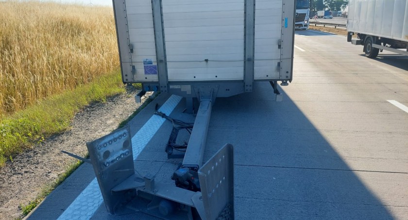 Zderzenie dwóch ciężarówek na 130 kilometrze A4. Zerwana przyczepa blokuje prawy pas ruchu. Spore utrudnienia na autostradzie w kierunku Wrocławia