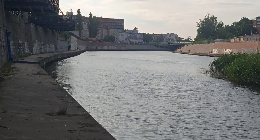 Tragedia we Wrocławiu. Z Odry w centrum miasta wyłowiono ciało człowieka
