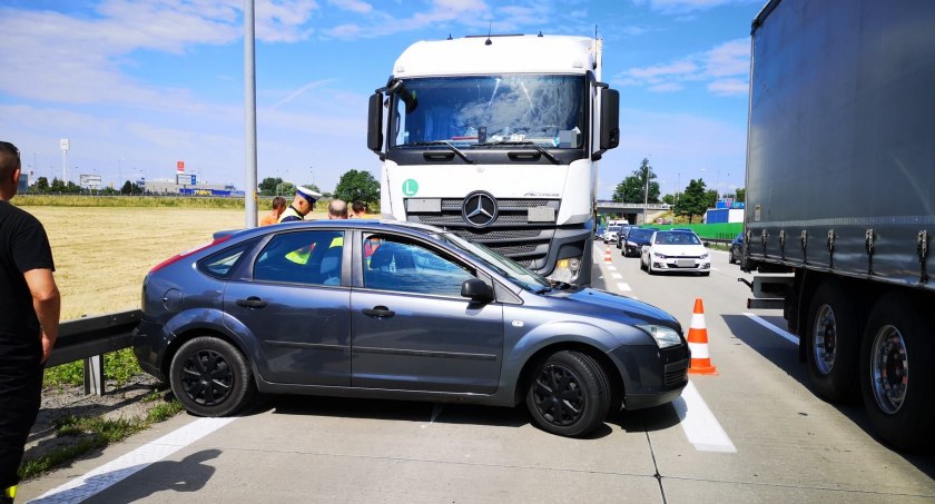 Kierowca TIR-a nie zauważył kolizji. Pchał przed sobą uderzone auto 200 metrów po A4 w okolicach Bielan Wrocławskich