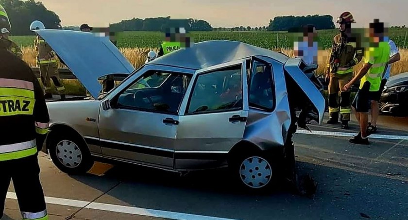 BMW wjechało w samochody stojące w korku na 142 kilometrze A4. Poszkodowane dwie osoby w tym dziecko. Autostrada w kierunku granicy zablokowana
