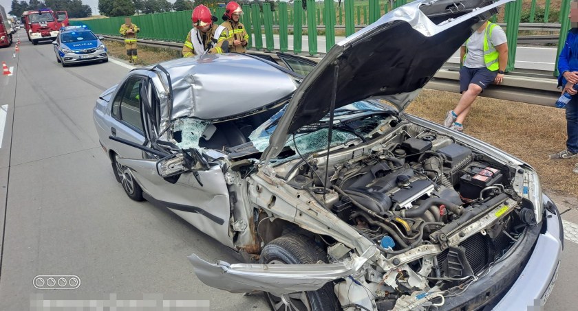 O krok od tragedii. Kierowca prawdopodobnie zasnął za kierownicą na autostradzie A4 i doprowadził do kolizji