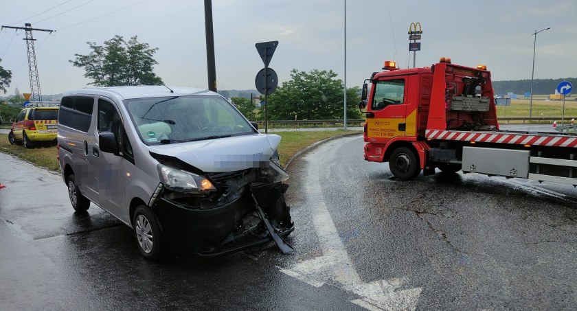 Kolizja dwóch aut na zjeździe z autostrady A4 na Kąty Wrocławskie. Uwaga na utrudnienia